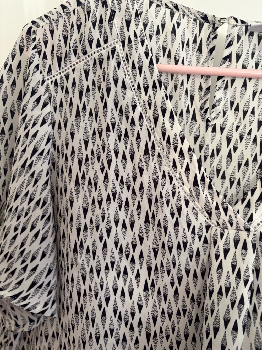 Liz Claiborne Black and White Geometric V-Neck Top